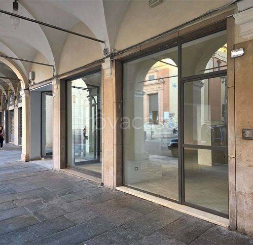 negozio in affitto a Reggio nell'Emilia in zona Città Storica