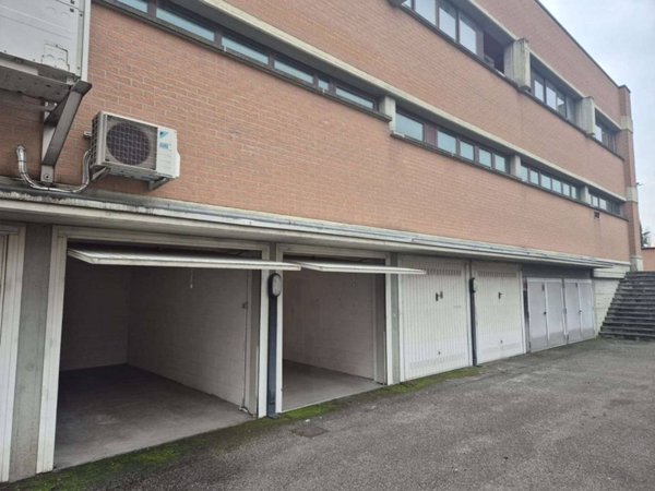negozio in affitto a Reggio nell'Emilia in zona Cavazzoli