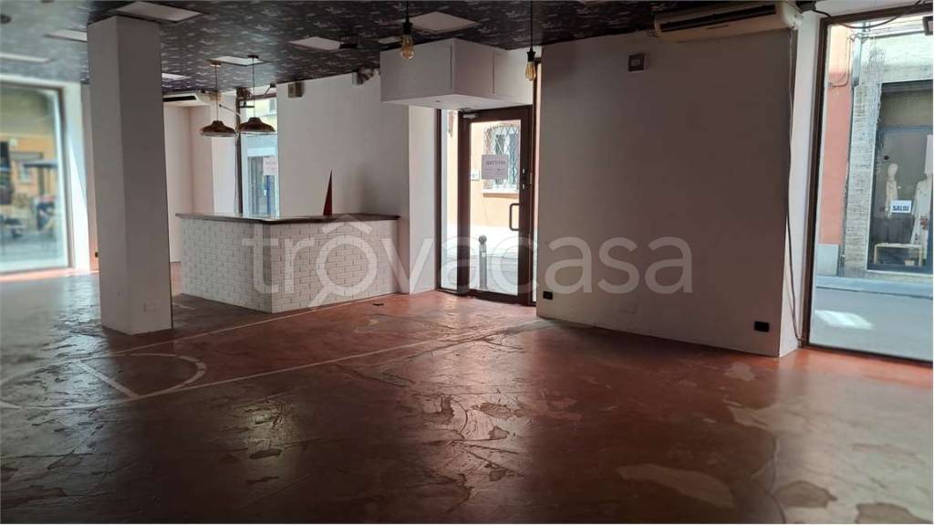 negozio in affitto a Reggio nell'Emilia in zona Città Storica
