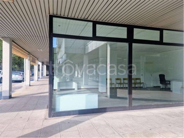 negozio in affitto a Reggio nell'Emilia in zona Rosta Nuova