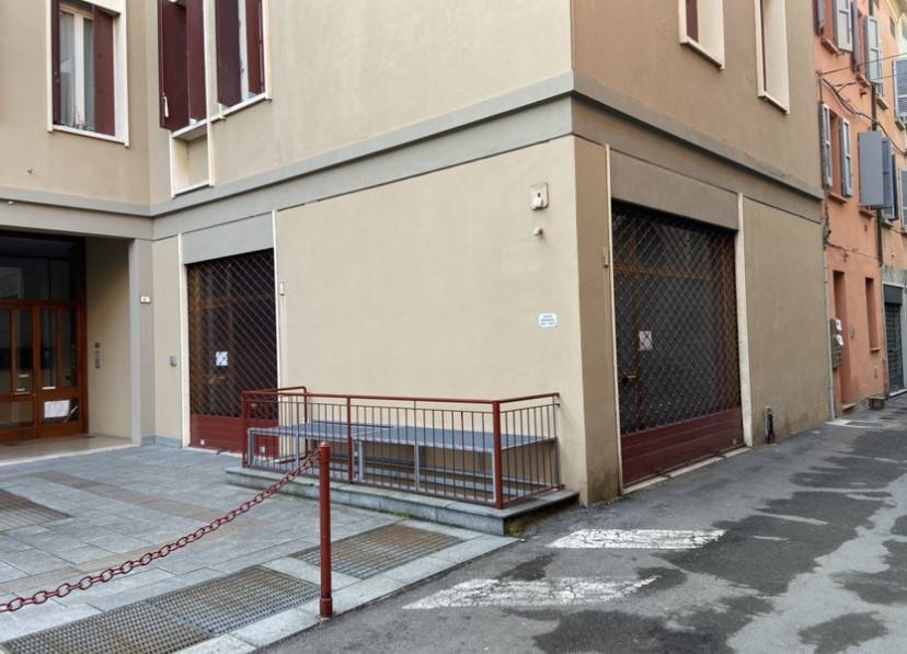 negozio in affitto a Reggio nell'Emilia in zona Città Storica