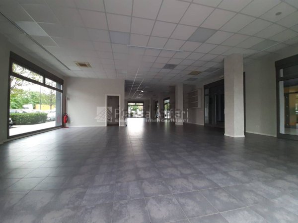 locale commerciale in affitto a Reggio nell'Emilia