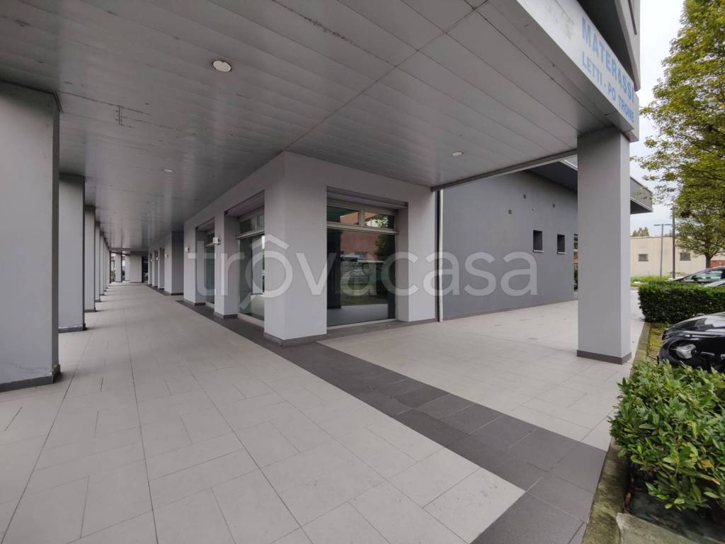 negozio in affitto a Reggio nell'Emilia in zona Carrozzone