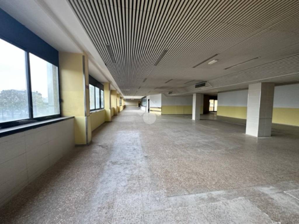 negozio in affitto a Reggio nell'Emilia in zona Carrozzone