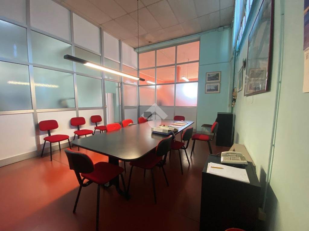 locale commerciale in affitto a Reggio nell'Emilia in zona Carrozzone