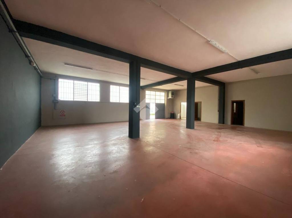 locale commerciale in affitto a Reggio nell'Emilia in zona Santa Croce