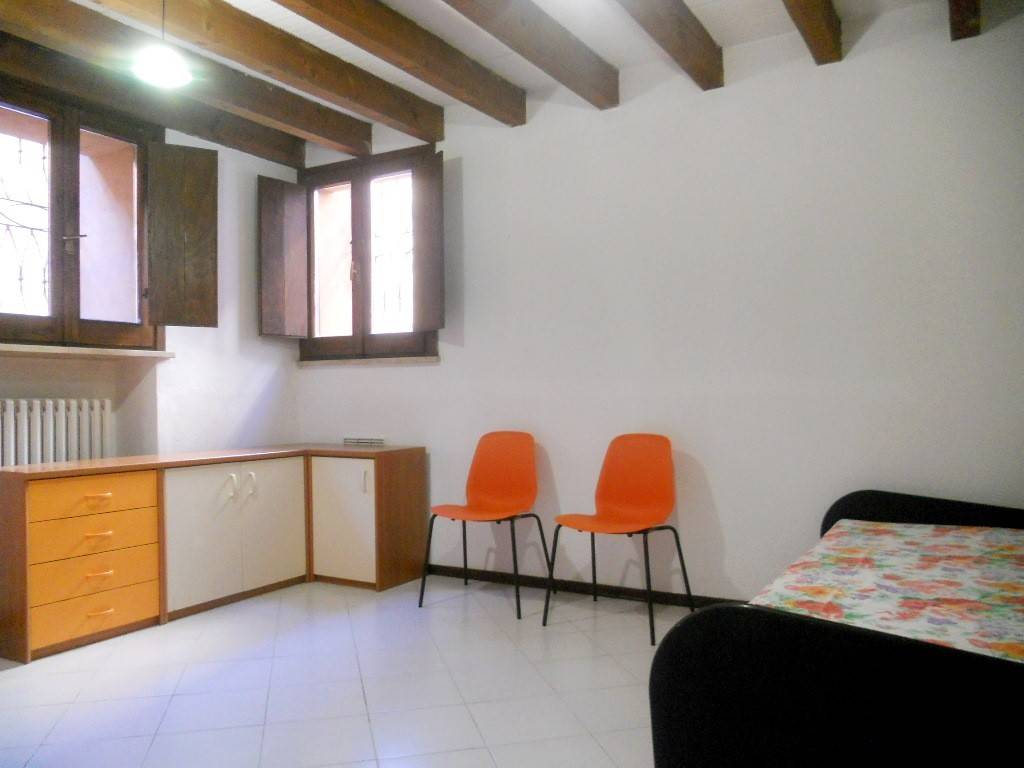 appartamento in affitto a Reggio nell'Emilia in zona Città Storica