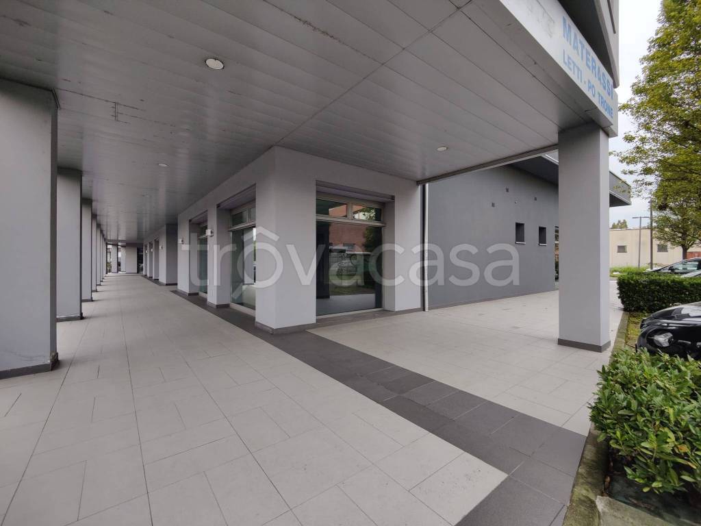 negozio in affitto a Reggio nell'Emilia in zona Carrozzone