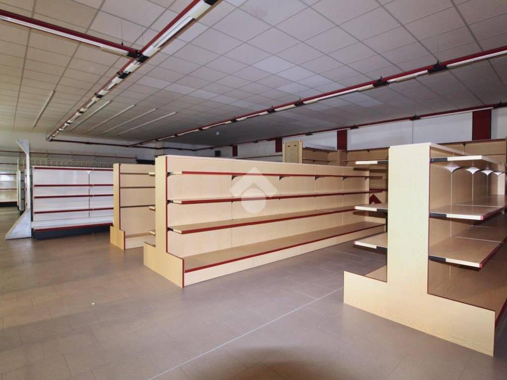negozio in affitto a Reggio nell'Emilia in zona Sesso