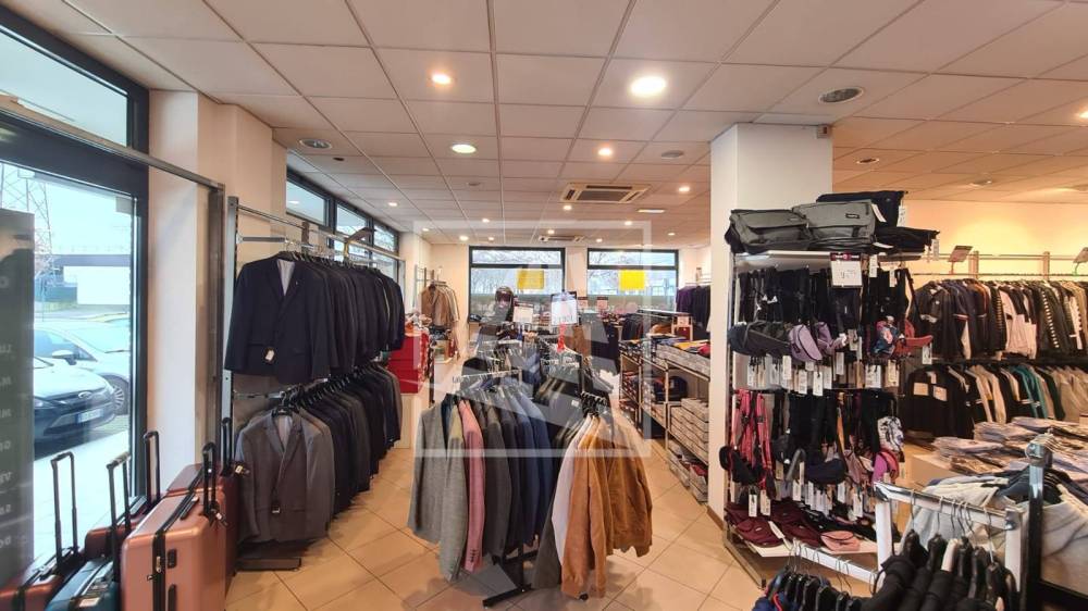 locale commerciale in affitto a Reggio nell'Emilia