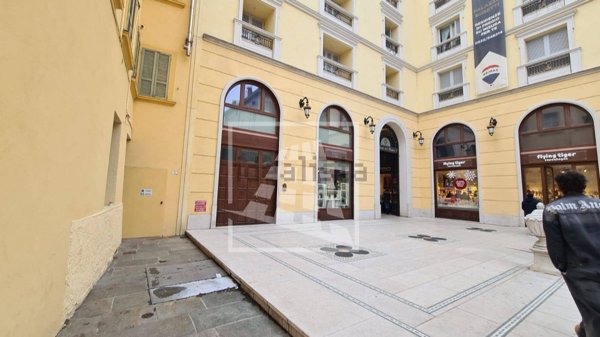 locale commerciale in affitto a Reggio nell'Emilia in zona Città Storica