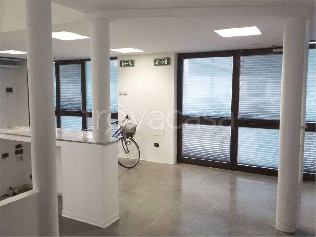 negozio in affitto a Reggio nell'Emilia in zona Ospizio