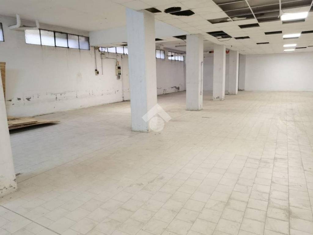locale commerciale in affitto a Reggio nell'Emilia in zona Ospizio