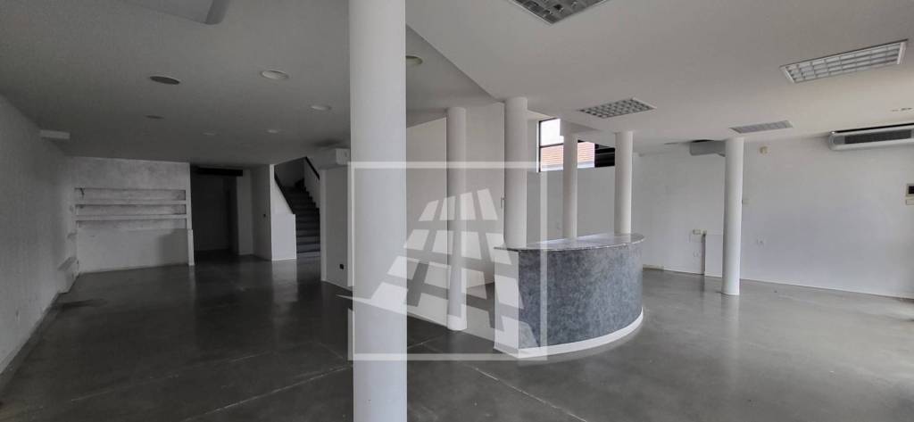 locale commerciale in affitto a Reggio nell'Emilia in zona Ospizio