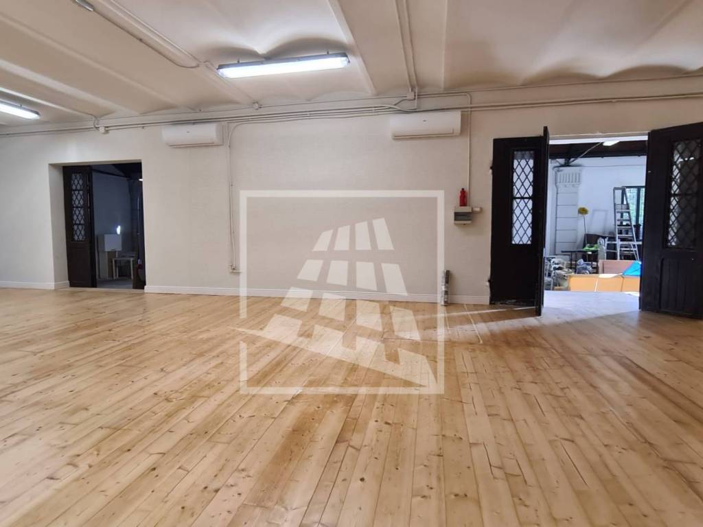 locale commerciale in affitto a Reggio nell'Emilia in zona Città Storica