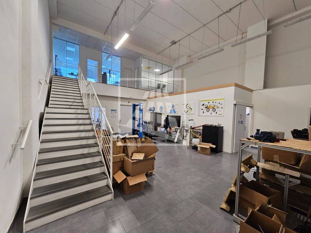 locale commerciale in affitto a Reggio nell'Emilia in zona Santa Croce