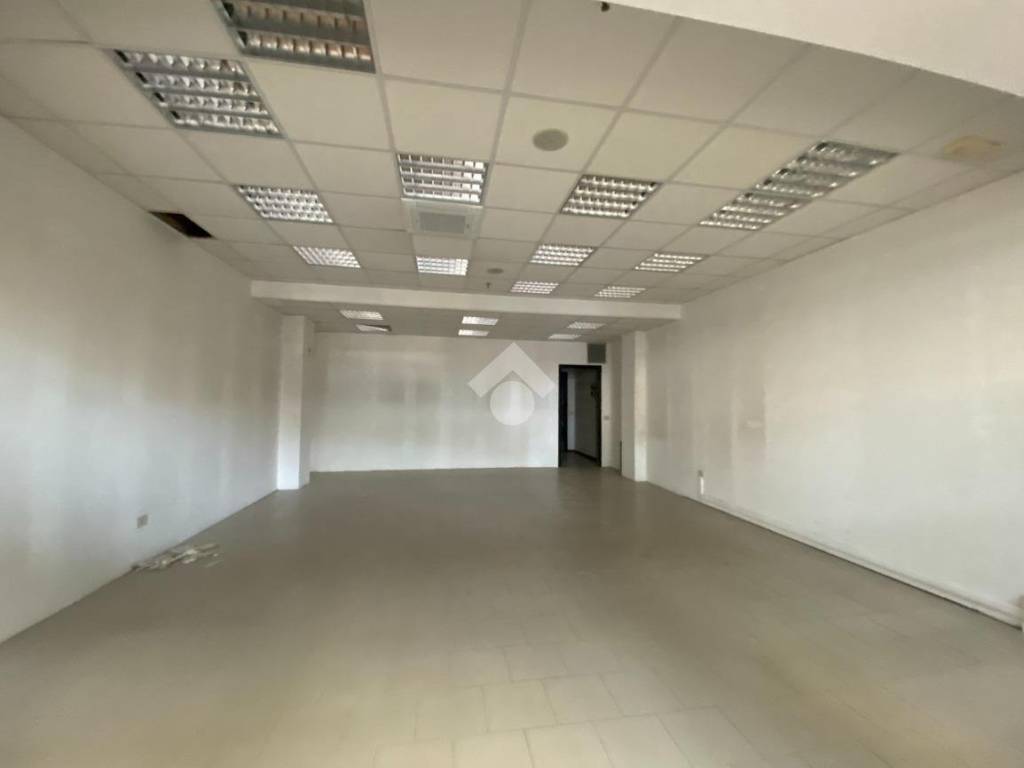 negozio in affitto a Reggio nell'Emilia in zona Buco del Signore