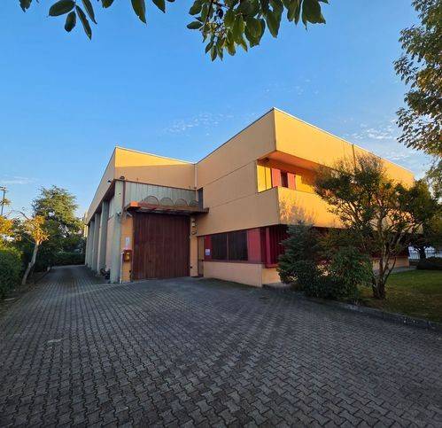 locale commerciale in affitto a Reggio nell'Emilia