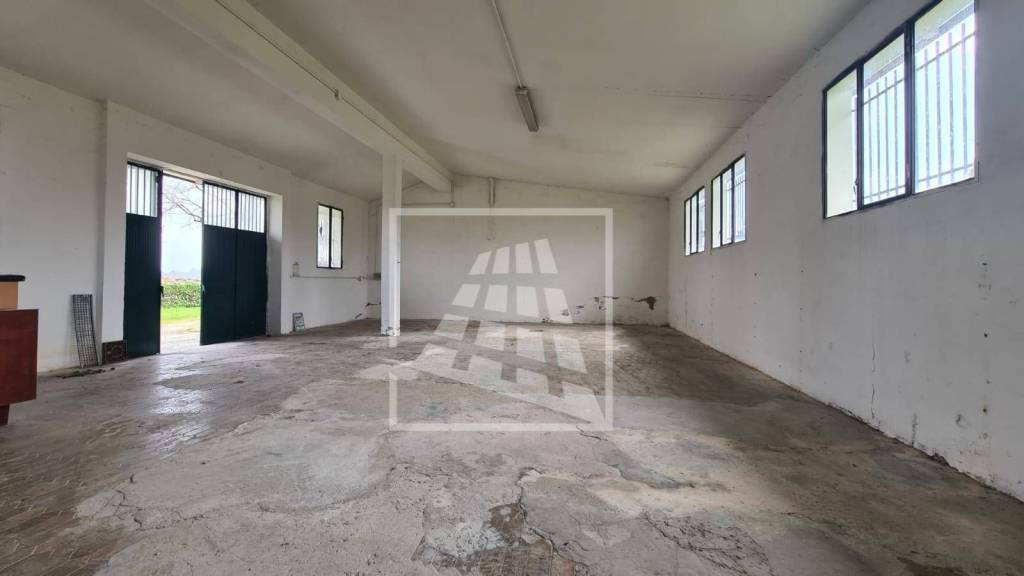 locale commerciale in affitto a Reggio nell'Emilia in zona Pieve Modolena