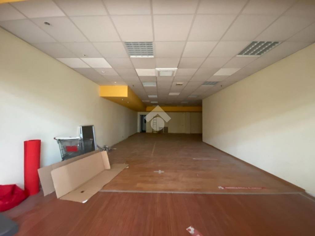 negozio in affitto a Reggio nell'Emilia in zona Buco del Signore