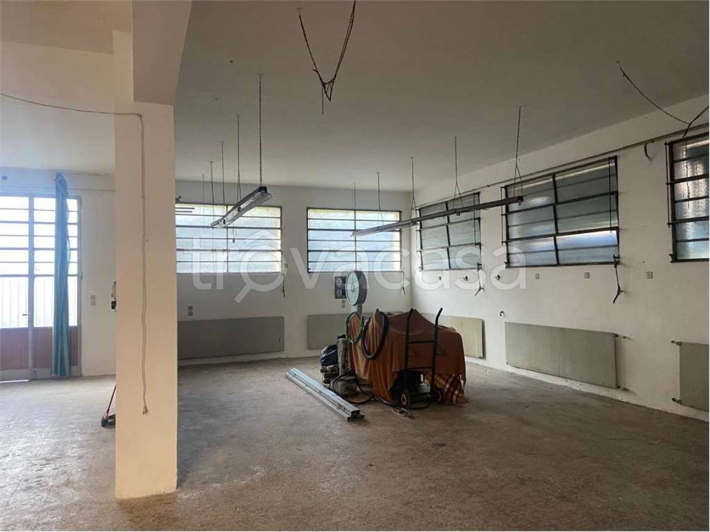 negozio in affitto a Reggio nell'Emilia in zona Carrozzone