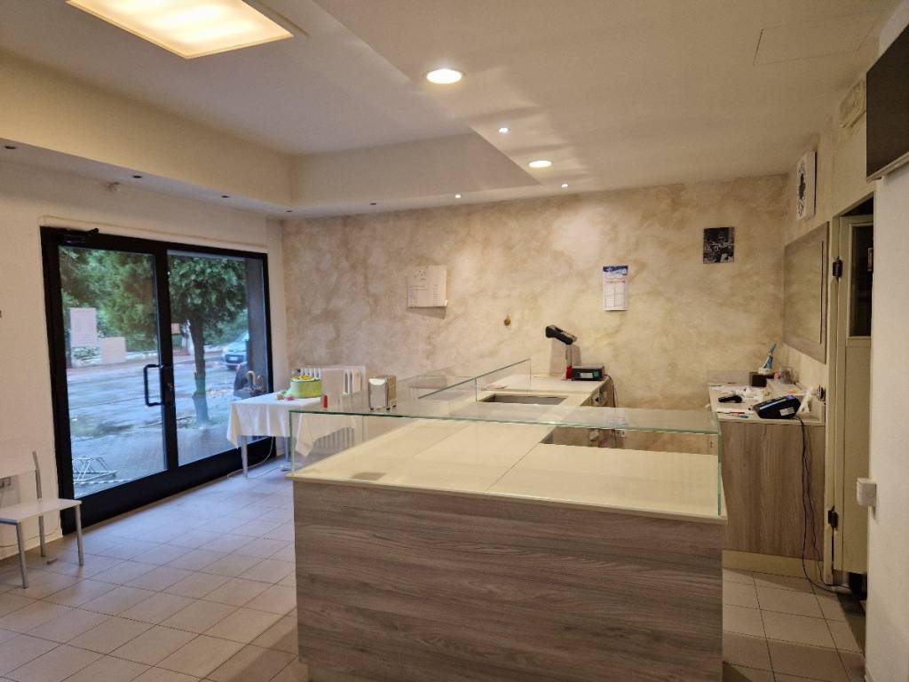 negozio in affitto a Reggio nell'Emilia in zona Regina Pacis