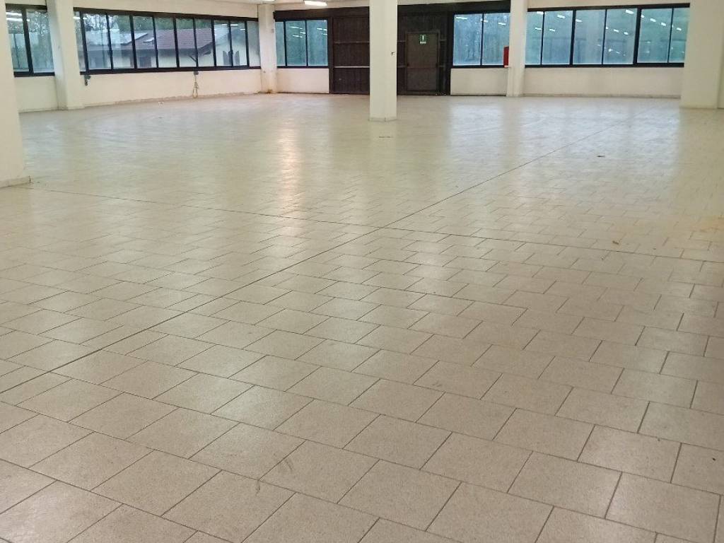 locale commerciale in affitto a Reggio nell'Emilia