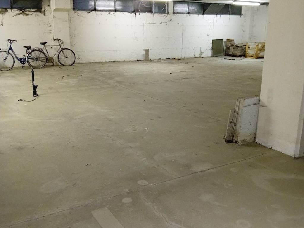 locale commerciale in affitto a Reggio nell'Emilia