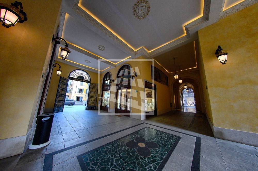locale commerciale in affitto a Reggio nell'Emilia in zona Città Storica