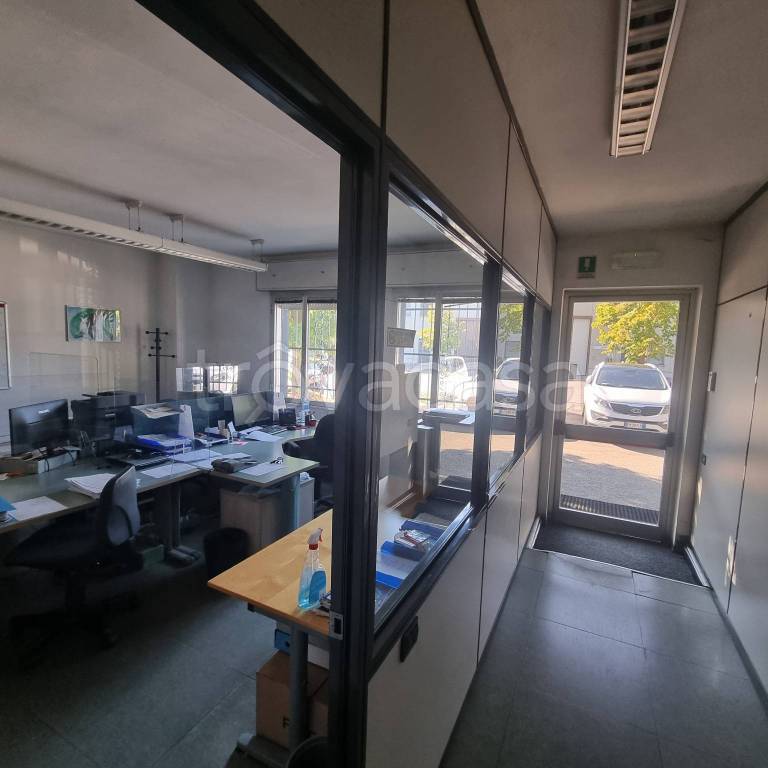 locale commerciale in affitto a Reggio nell'Emilia in zona Mancasale