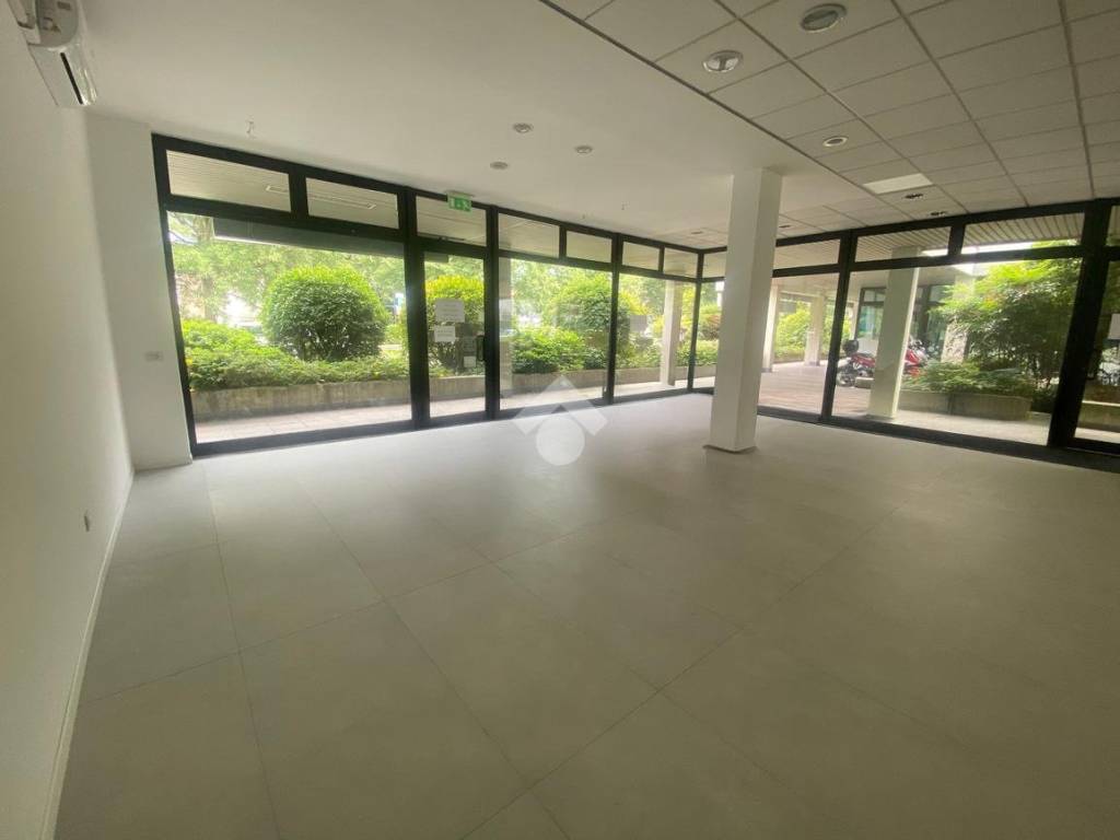 negozio in affitto a Reggio nell'Emilia in zona Buco del Signore