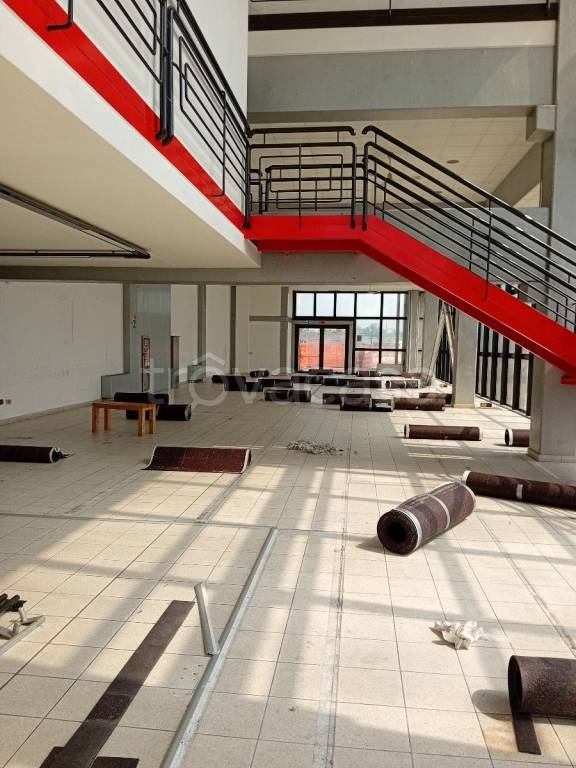 locale commerciale in affitto a Reggio nell'Emilia in zona Mancasale