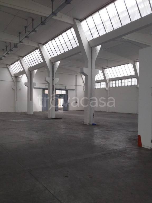 locale commerciale in affitto a Reggio nell'Emilia in zona Roncocesi