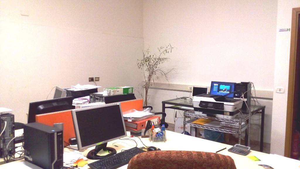 negozio in affitto a Reggio nell'Emilia in zona Gattaglio