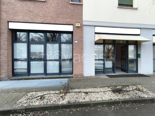 negozio in affitto a Reggio nell'Emilia in zona Ospizio