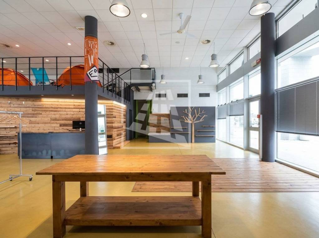 negozio in affitto a Reggio nell'Emilia in zona Carrozzone