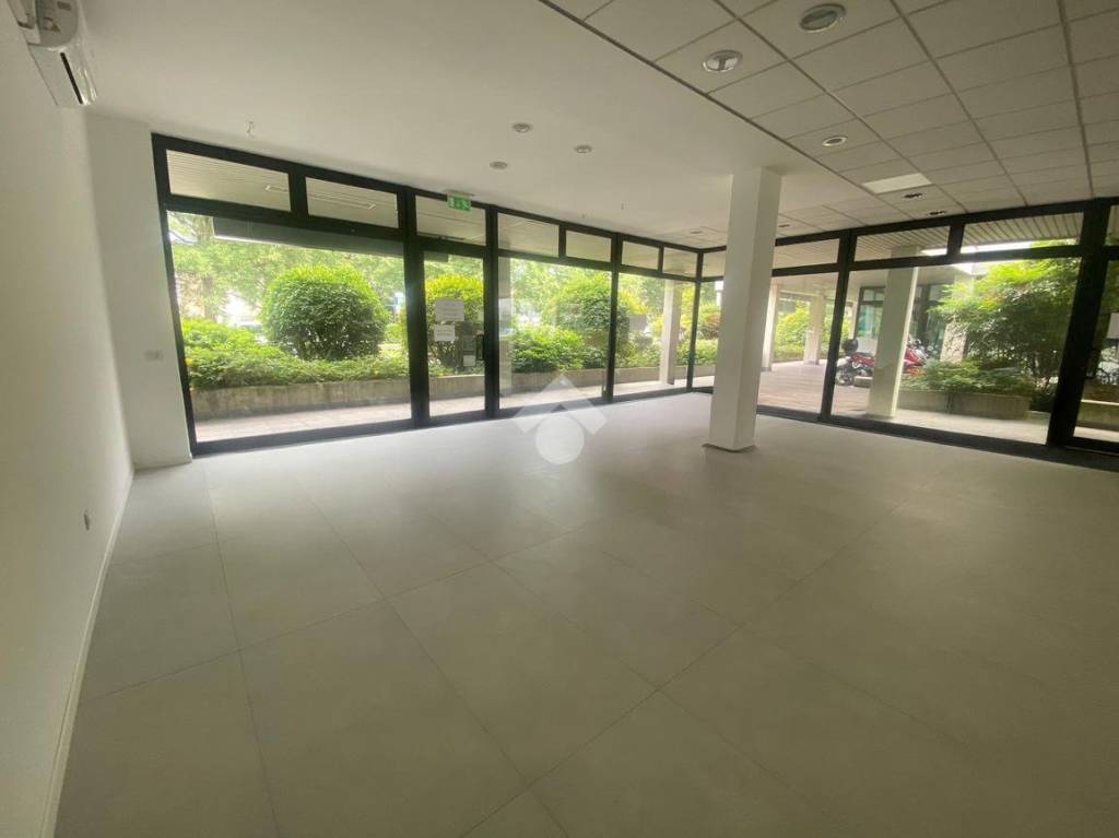 negozio in affitto a Reggio nell'Emilia in zona Mancasale