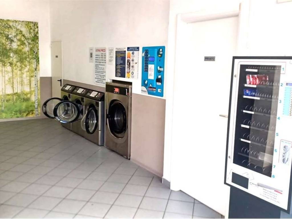 negozio in affitto a Reggio nell'Emilia in zona Ospizio