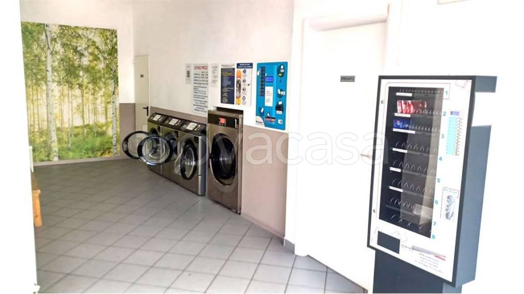 negozio in affitto a Reggio nell'Emilia in zona Ospizio