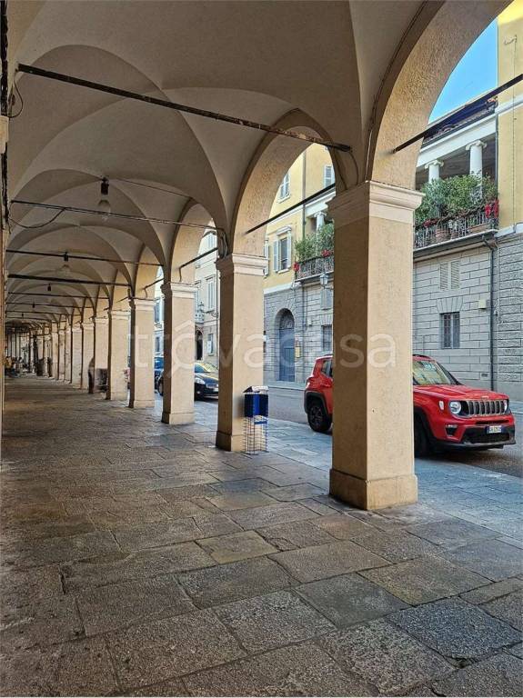 locale commerciale in affitto a Reggio nell'Emilia in zona Città Storica