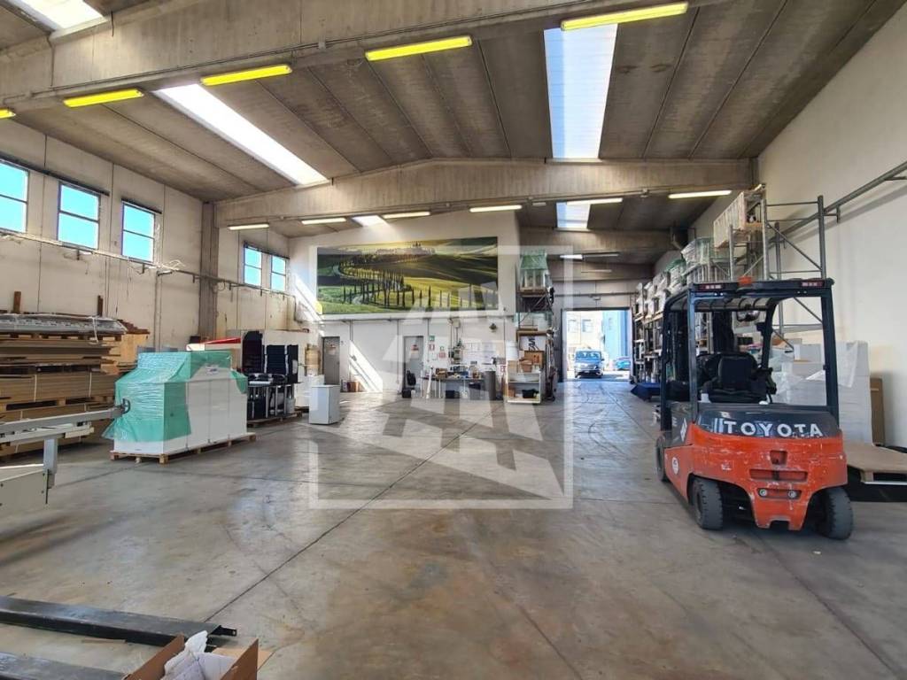 locale commerciale in affitto a Reggio nell'Emilia