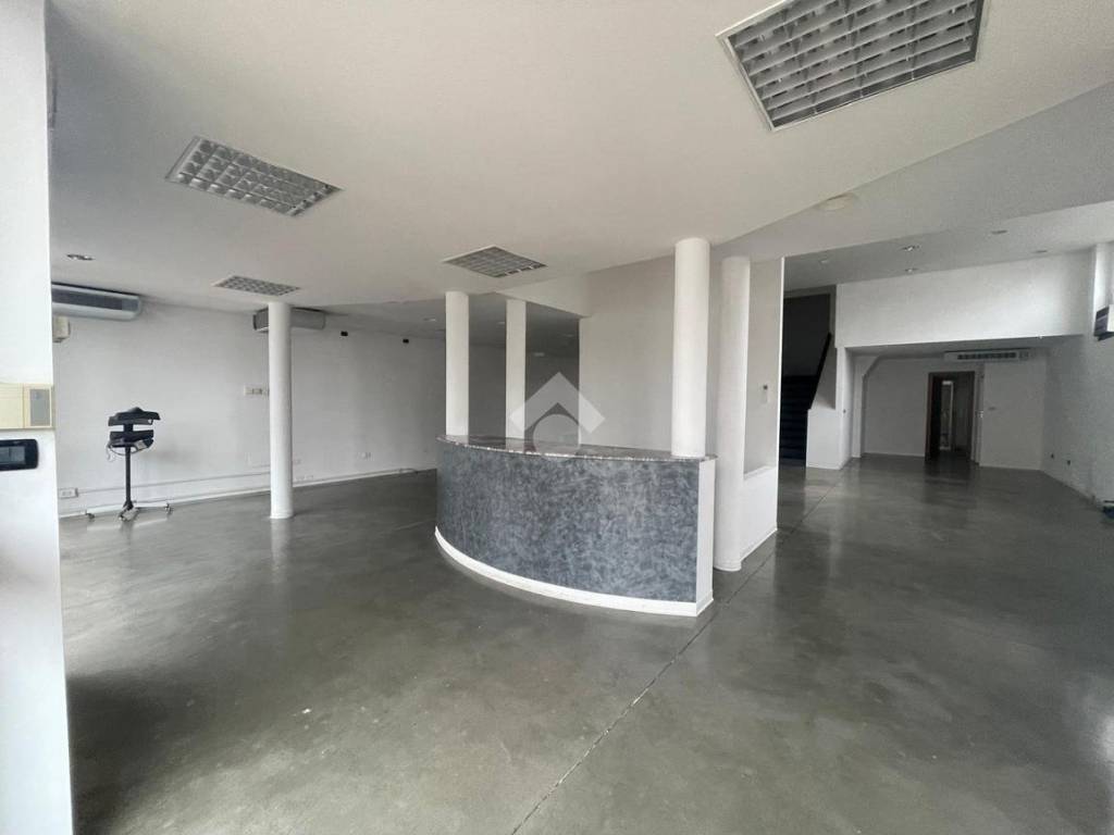 negozio in affitto a Reggio nell'Emilia in zona Ospizio