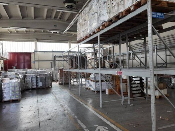 locale commerciale in affitto a Reggio nell'Emilia in zona Buco del Signore