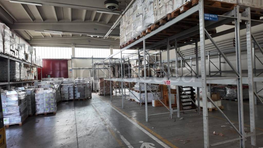 locale commerciale in affitto a Reggio nell'Emilia in zona Buco del Signore