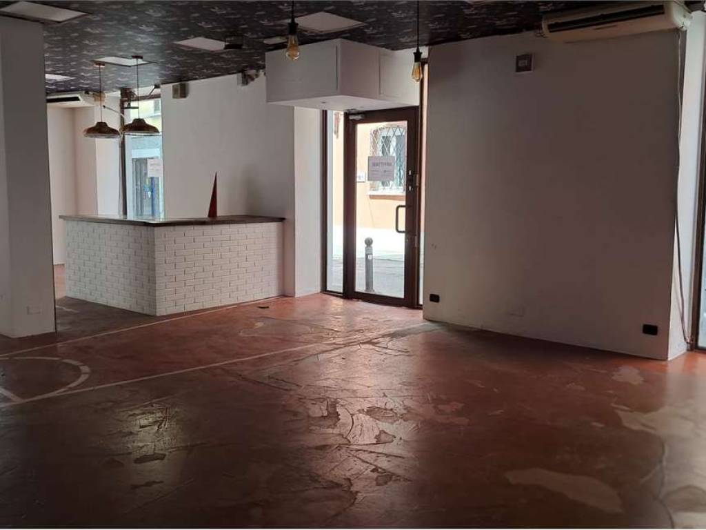negozio in affitto a Reggio nell'Emilia in zona Città Storica
