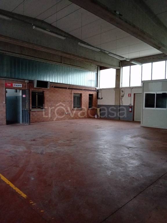 locale commerciale in affitto a Reggio nell'Emilia in zona Cadè / Gaida