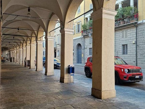 negozio in affitto a Reggio nell'Emilia in zona Città Storica