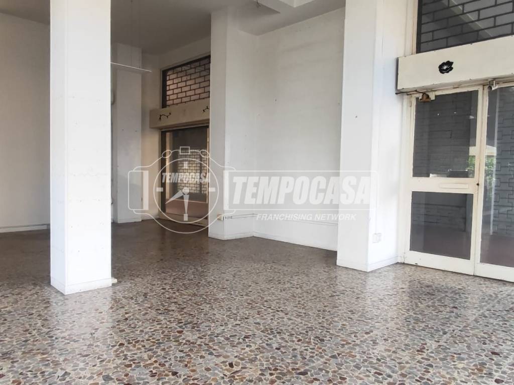 negozio in affitto a Reggio nell'Emilia in zona Città Storica