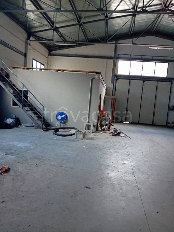 locale commerciale in affitto a Reggio nell'Emilia in zona Santa Croce