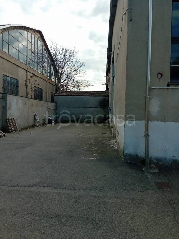 locale commerciale in affitto a Reggio nell'Emilia in zona Santa Croce